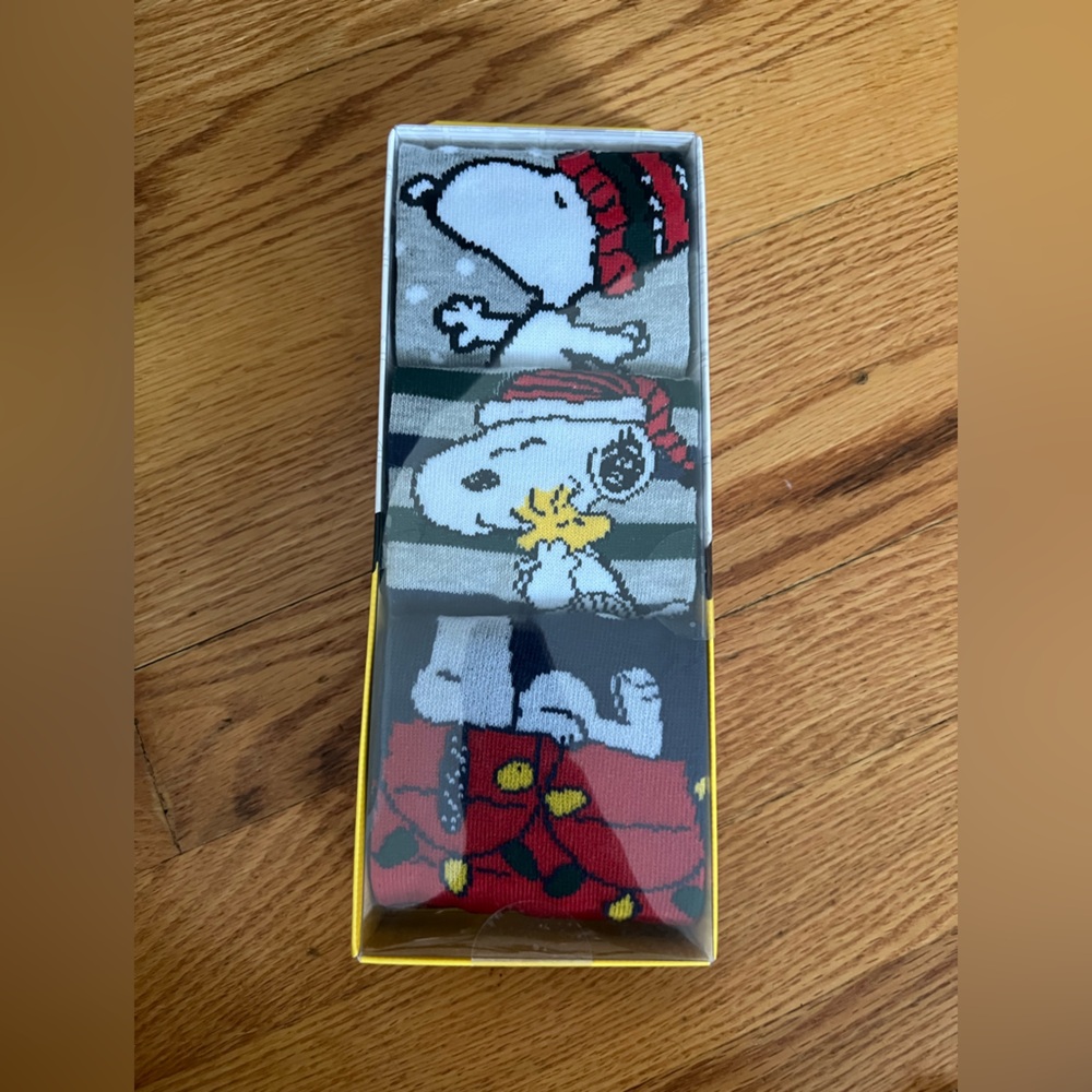 3 pair Peanuts snoopy Men's Crew Socks - Red, Green, Gray holiday
